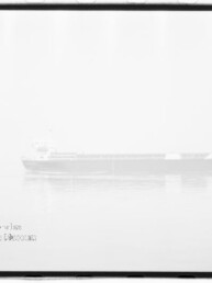 Schwarzweiß-Hochkontrastfoto eines Fracht-/Massengutfrachters, schwach sichtbar und fast überbelichtet, ruhig auf spiegelglattem Meer mit leichter Spiegelung, filmischer Rahmen und Stempel/Wasserzeichen unten links.