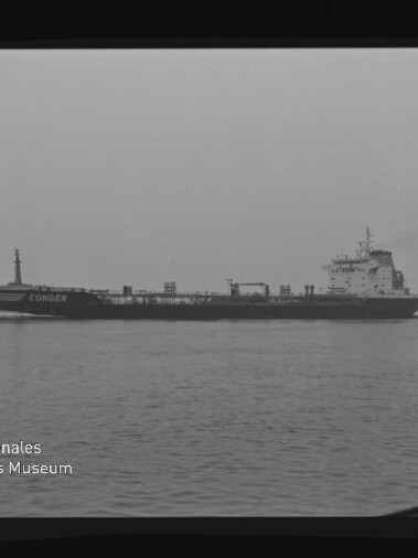 Schwarz-weiß-Foto eines Tankschiffs mit dem Namen CONGER in Profilansicht auf ruhigem Wasser unter bedecktem Himmel, mit leichtem Rauch aus dem Schornstein, sichtbarem Filmrand und dem Logo des Internationalen Maritimen Museums Hamburg.