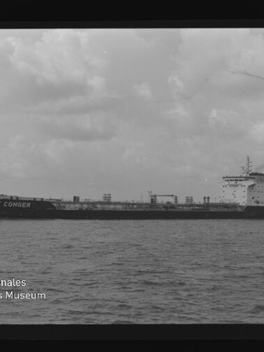 Schwarzweiß-Aufnahme eines seitlich dargestellten Tankschiffs mit dem Namen CONGER auf ruhiger See vor bewölktem Himmel; am Bildrand sind Negativkanten (AGFA APX 100) und ein Wasserzeichen des Internationalen Maritimen Museums Hamburg zu sehen.