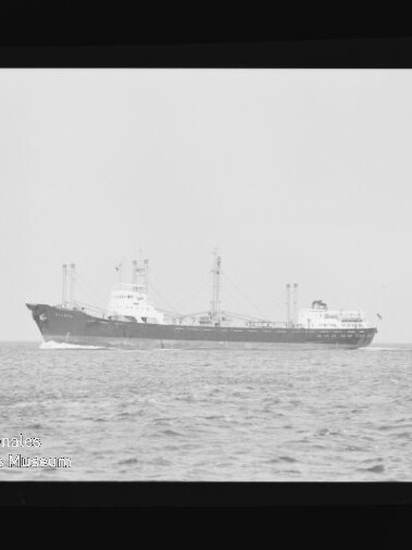 Schwarzweiß-Seitenansicht eines Frachtschiffs auf ruhigem Meer vor hellem Himmel, eingerahmt von Filmrand mit Markierungen und Wasserzeichen 'Internationales Maritimes Museum Hamburg' unten links.