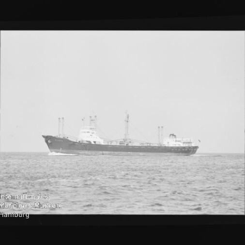 Schwarzweiß-Seitenansicht eines Frachtschiffs auf ruhigem Meer vor hellem Himmel, eingerahmt von Filmrand mit Markierungen und Wasserzeichen 'Internationales Maritimes Museum Hamburg' unten links.