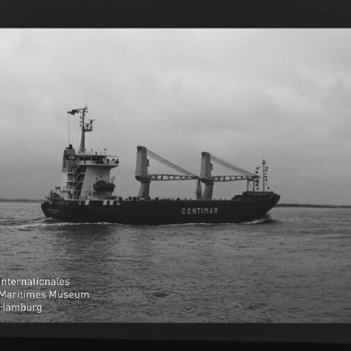 Schwarz-weiß-Foto eines Frachtschiffs mit dem Namen CONTIMAR und zwei Ladekränen, das bei bedecktem Himmel über ruhiger See fährt; links sind Filmränder und unten das Logo „Internationales Maritimes Museum Hamburg“ sichtbar.