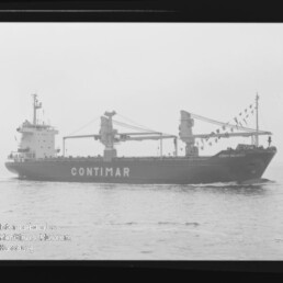 Schwarzweiß-Aufnahme eines Frachtschiffs in Seitenansicht mit großer Aufschrift CONTIMAR auf dem Rumpf, zwei Ladekränen, Wimpel am Bug und leichter Bugwelle; Foto im Filmrahmen mit Museumswasserzeichen unten links.