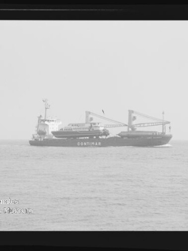 Frachtschiff mit der Aufschrift CONTHAR fährt auf ruhiger See, zentral im Bild und eingebettet in den sichtbaren Rand eines Negativrahmens