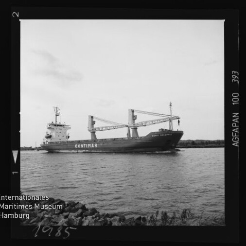 Schwarz-weiß-Foto eines Frachtschiffs mit der Aufschrift CONTIMAR und drei Ladekränen, das nahe am Ufer auf ruhigem Wasser vorbeifährt; Filmrandangaben und das Logo des Internationalen Maritimen Museums Hamburg sind sichtbar.