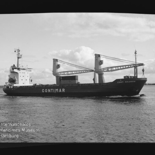Schwarzweiß-Foto eines Frachtschiffs mit der Aufschrift CONTIMAR und zwei markanten Ladekränen, das bei ruhiger See entlangfährt; Filmrand und Wasserzeichen des Internationalen Maritimen Museums Hamburg sind sichtbar.