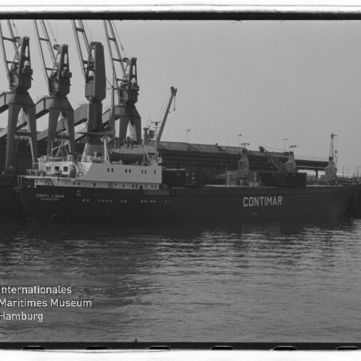 Schwarzweiß-Foto eines Frachtschiffs mit der Aufschrift CONTIMAR, das an einem Hafenkai unter mehreren großen Ladekränen liegt; links unten sichtbar das Logo und der Schriftzug des Internationalen Maritimen Museums Hamburg.