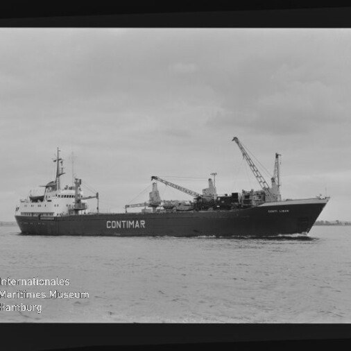 Schwarzweiß-Foto eines Frachtschiffs mit der Aufschrift CONTIMAR und mehreren Deckskränen, das auf ruhiger See unter bewölktem Himmel fährt; unten links ein Wasserzeichen des Internationalen Maritimen Museums Hamburg.