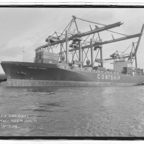 Großes Frachtschiff mit der Aufschrift CONTSHIP liegt am Kai unter mehreren Containerkränen, aufgenommen in Schwarzweiß mit Wasser im Vordergrund und einem Museumslogo unten links.