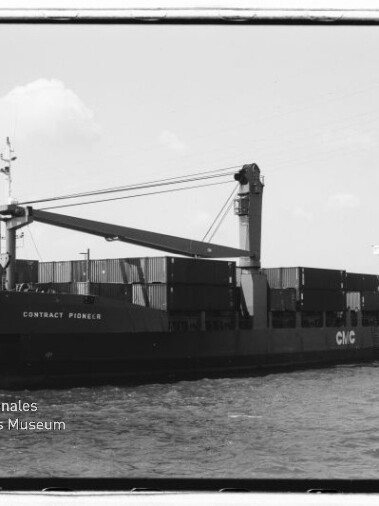 Schwarzweißaufnahme eines Containerschiffs namens 