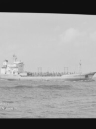 Schwarzweißaufnahme eines Frachtschiffs (Tankers) mit achterlichem Aufbauten und mehreren Decksmasten, das auf leicht gewellter See fährt; Negativrahmen mit Filmkantenmarkierungen und ein Wasserzeichen des Internationalen Maritimen Museums Hamburg unten links sichtbar.