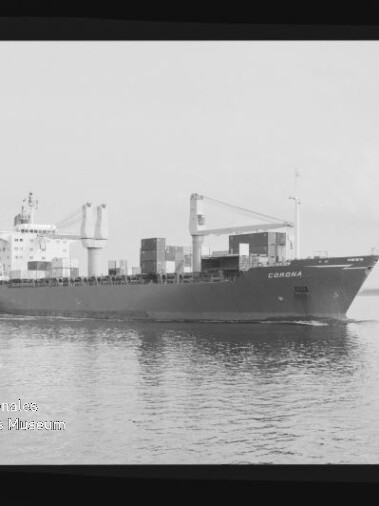 Schwarzweiß-Foto eines Containerschiffs mit der Aufschrift CORONA, beladen mit Containern und zwei Deckskränen, das auf ruhigem Wasser fährt; links im Vordergrund ein kleines Beiboot und am Bildrand ein Filmstreifen mit Museumsstempel sichtbar.