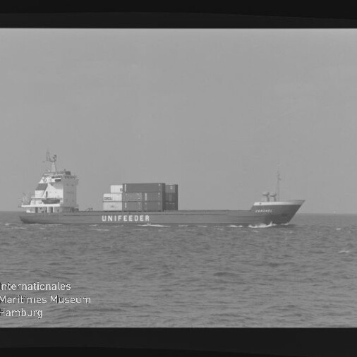 Schwarzweiß-Foto eines UNIFEEDER-Containerschiffs mit mehreren aufgestapelten Containern, das über ruhige See fährt; unten links Logo und Schriftzug des Internationalen Maritimen Museums Hamburg.