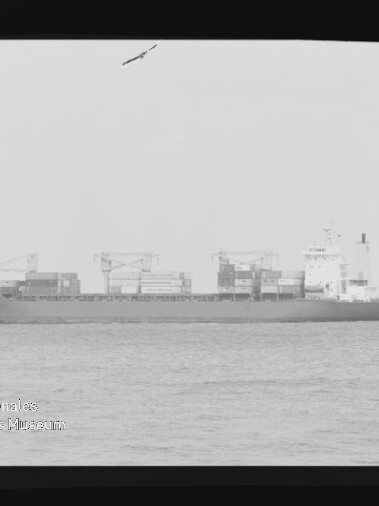 Graustufiges Foto eines Containerschiffs auf ruhiger See mit mehreren übereinander gestapelten Containern und Ladekränen, schwarzer Filmrand mit 'KODAK SAFETY'-Beschriftung und Wasserzeichen des Internationalen Maritimen Museums Hamburg unten links.