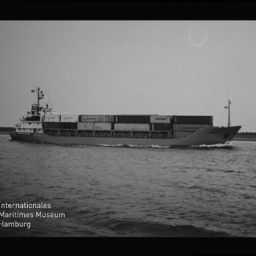 Schwarzweiß-Profilaufnahme eines Containerschiffs mit übereinander gestapelten Ladecontainern, das zügig über das Meer fährt; unten links das Logo des Internationalen Maritimen Museums Hamburg.
