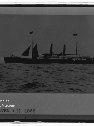 Schwarzweiß-Aufnahme eines silhouettenhaften Dampfschiffs mit zwei Schornsteinen, Masten und wehenden Flaggen auf ruhiger See; Bild auf einer Fototafel mit Museumswasserzeichen und Jahresangabe 1866