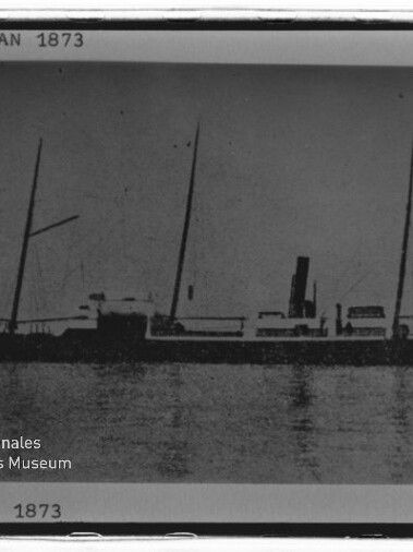 Schwarz-weiß-Silhouette eines historischen Dampfschiffs mit drei Masten und Schornstein auf ruhiger See, mit der Druckschrift „VULCAN 1873“ oben, „CYCLOP 1873“ unten und Wasserzeichen des Internationalen Maritimen Museums Hamburg.