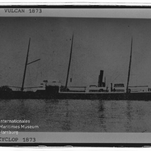 Schwarz-weiß-Silhouette eines historischen Dampfschiffs mit drei Masten und Schornstein auf ruhiger See, mit der Druckschrift „VULCAN 1873“ oben, „CYCLOP 1873“ unten und Wasserzeichen des Internationalen Maritimen Museums Hamburg.