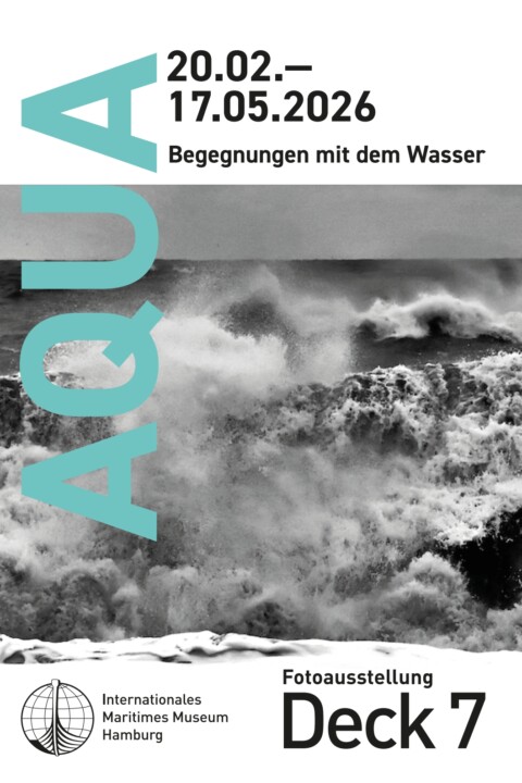 Plakat der Fotoausstellung Deck 7 mit senkrechtem türkis AQUA, 20.02–17.05.2026 und schwarzweißem Bild stürmischer Wellen.