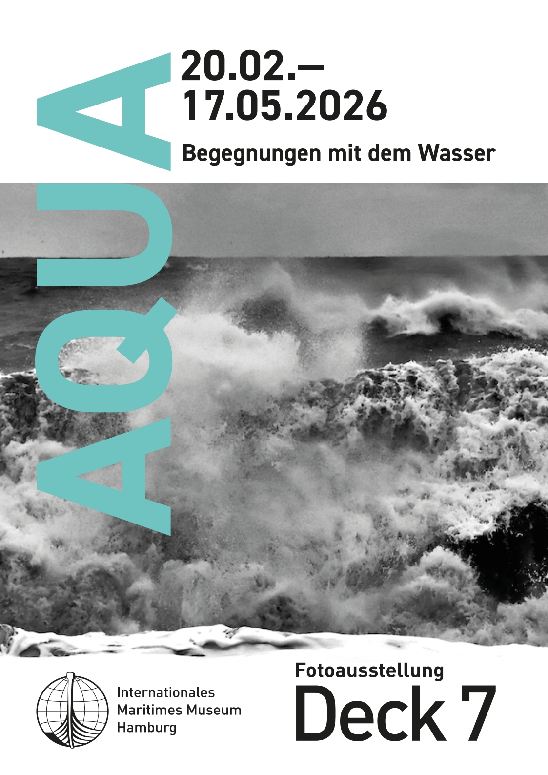 Plakat der Fotoausstellung Deck 7 mit senkrechtem türkis AQUA, 20.02–17.05.2026 und schwarzweißem Bild stürmischer Wellen.