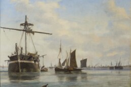 Großes verankertes Segelschiff links, mehrere kleinere Segelboote und eine Boje auf ruhigem Wasser vor hellem Himmel.