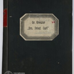 Dunkler, abgenutzter Bucheinband mit aufgesetztem achteckigem Etikett, darauf der Text Gr. Kreuzer „Ers. Fried Carl”, rotem Rückenaufkleber, handschriftlichen Notizen und dem Logo des Internationalen Maritimen Museums Hamburg unten links.