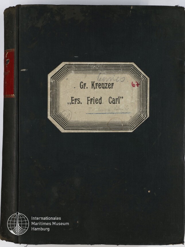 Dunkler, abgenutzter Bucheinband mit aufgesetztem achteckigem Etikett, darauf der Text Gr. Kreuzer „Ers. Fried Carl”, rotem Rückenaufkleber, handschriftlichen Notizen und dem Logo des Internationalen Maritimen Museums Hamburg unten links.