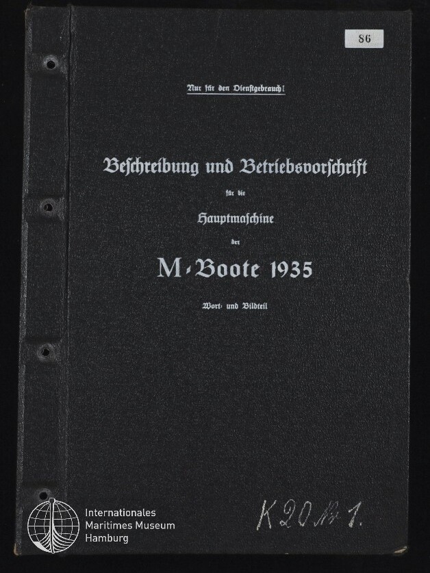 Schwarzes, strukturiertes Buchcover mit weißer Frakturschrift: Titel 'Beschreibung und Betriebsvorschrift für die Hauptmaschine der M‑Boote 1935', oben kleiner Schriftzug 'Nur für den Dienstgebrauch', rechts oben ein weißer Aufkleber mit der Nummer 86 und unten links das Logo des Internationalen Maritimen Museums Hamburg.