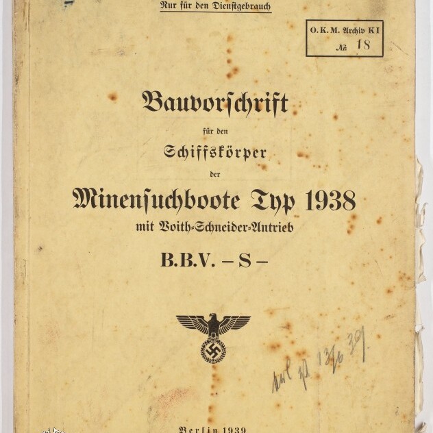 Vergilbtes Deckblatt eines deutschen Marinemanuals von 1939 mit dem Titel „Bauvorschrift für den Schiffskörper der Minensuchboote Typ 1938“, Stempeln, handschriftlichen Notizen und einem Reichsadler mit Hakenkreuz.