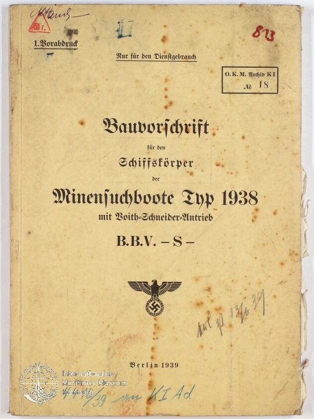 Vergilbtes Deckblatt eines deutschen Marinemanuals von 1939 mit dem Titel „Bauvorschrift für den Schiffskörper der Minensuchboote Typ 1938“, Stempeln, handschriftlichen Notizen und einem Reichsadler mit Hakenkreuz.