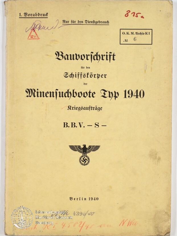 Vergilbtes Deckblatt einer Bauvorschrift von 1940 für Minensuchboote, mit schwarzer Frakturschrift, einem Reichsadler mit Hakenkreuz in der Mitte sowie Stempeln, handschriftlichen Vermerken und der Ortsangabe ‚Berlin 1940‘.