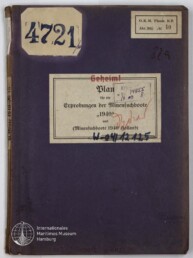 Dunkelviolette Aktenmappe mit mehreren Etiketten und Stempeln; oben links großer weißer Aufkleber mit handschriftlicher Zahl 4721, oben rechts kleines Etikett 'O.K.M. Plank. KII', mittig ein beschriftetes Rechteck mit rotem Stempel 'Geheim!' und dem Titel 'Plan für die Erprobungen der Minensuchboote 1940', unten links Museumssignet des Internationalen Maritimen Museums Hamburg.