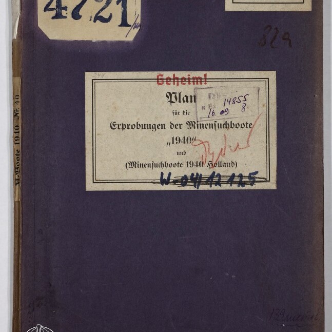 Dunkelviolette Aktenmappe mit mehreren Etiketten und Stempeln; oben links großer weißer Aufkleber mit handschriftlicher Zahl 4721, oben rechts kleines Etikett 'O.K.M. Plank. KII', mittig ein beschriftetes Rechteck mit rotem Stempel 'Geheim!' und dem Titel 'Plan für die Erprobungen der Minensuchboote 1940', unten links Museumssignet des Internationalen Maritimen Museums Hamburg.