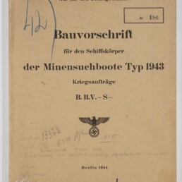Titelblatt eines vergilbten deutschen Diensthefts »Bauvorschrift für den Schiffskörper der Minensuchboote Typ 1943« (Berlin 1944) mit gedrucktem Reichsadler über Hakenkreuz, handschriftlichen Vermerken, Stempeln, Inventarnummern und Museumssiegel in der linken unteren Ecke.