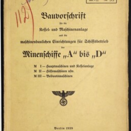 Vergilbtes Buchcover einer deutschen Dienstvorschrift von 1939 mit schwarzer Frakturschrift 'Bauvorschrift ... Minenschiffe „A“ bis „D“', roten und blauen handschriftlichen Markierungen, gestempelten Archivinformationen und einem Hoheitsadler mit Hakenkreuz; unten links das Logo des Internationalen Maritimen Museums Hamburg.