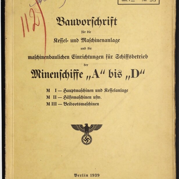 Vergilbtes Buchcover einer deutschen Dienstvorschrift von 1939 mit schwarzer Frakturschrift 'Bauvorschrift ... Minenschiffe „A“ bis „D“', roten und blauen handschriftlichen Markierungen, gestempelten Archivinformationen und einem Hoheitsadler mit Hakenkreuz; unten links das Logo des Internationalen Maritimen Museums Hamburg.