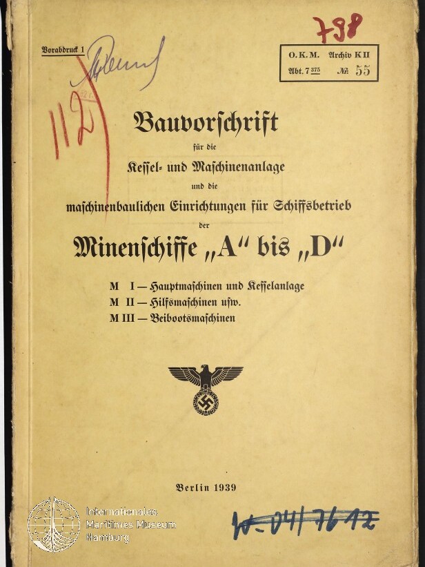 Vergilbtes Buchcover einer deutschen Dienstvorschrift von 1939 mit schwarzer Frakturschrift 'Bauvorschrift ... Minenschiffe „A“ bis „D“', roten und blauen handschriftlichen Markierungen, gestempelten Archivinformationen und einem Hoheitsadler mit Hakenkreuz; unten links das Logo des Internationalen Maritimen Museums Hamburg.