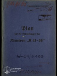 Blaues Deckblatt eines historischen Heftes mit schwarzem Frakturtitel „Plan für die Erprobungen der Räumboote ‚R 41–56‘“, mehreren roten und schwarzen Stempeln sowie handschriftlichen Nummern, links mit Heftklammern geheftet und mit Logo des Internationalen Maritimen Museums Hamburg unten links.