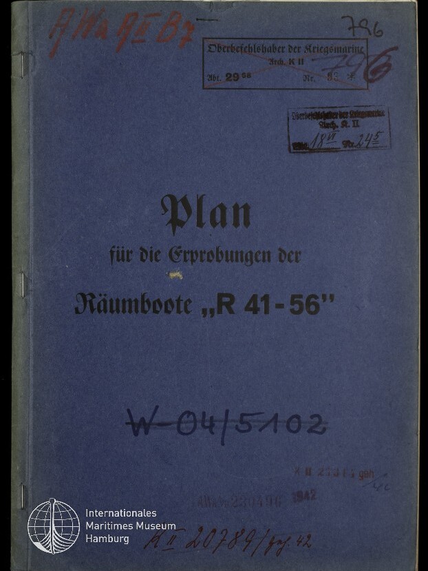 Blaues Deckblatt eines historischen Heftes mit schwarzem Frakturtitel „Plan für die Erprobungen der Räumboote ‚R 41–56‘“, mehreren roten und schwarzen Stempeln sowie handschriftlichen Nummern, links mit Heftklammern geheftet und mit Logo des Internationalen Maritimen Museums Hamburg unten links.