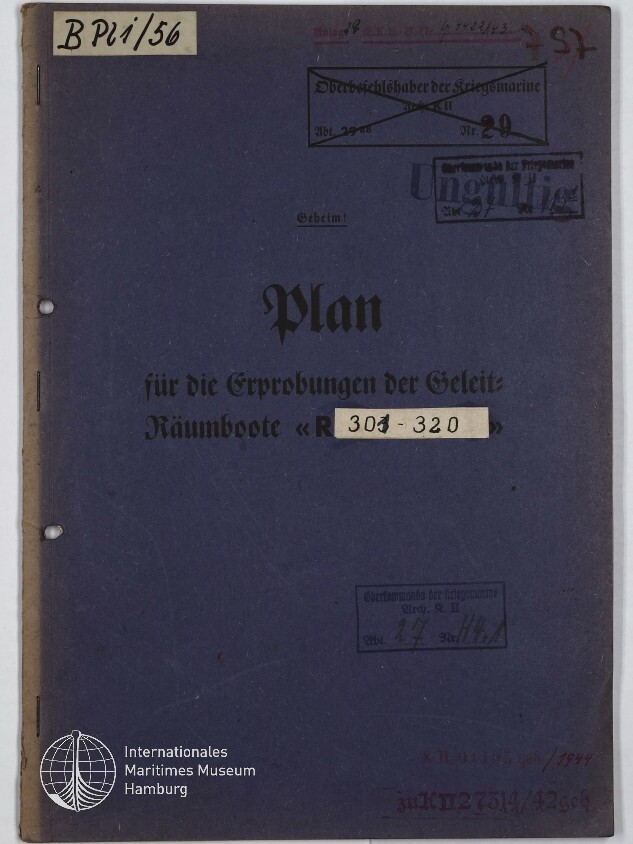Dunkelblauer Umschlag eines historischen Dokuments mit großer Frakturschrift 