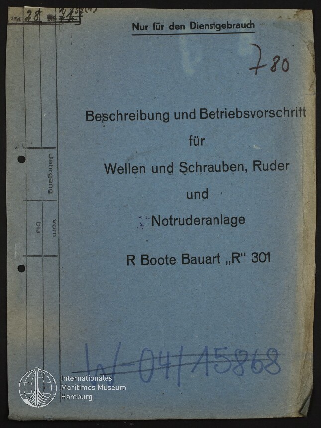 Blaue Umschlagseite eines technischen Diensthandbuchs mit dem Aufdruck ‚Nur für den Dienstgebrauch‘ und dem Titel ‚Beschreibung und Betriebsvorschrift für Wellen und Schrauben, Ruder und Notruderanlage R Boote Bauart „R“ 301‘, mit handschriftlicher Nummer oben rechts, Lochrand links und Museumsstempel unten links.