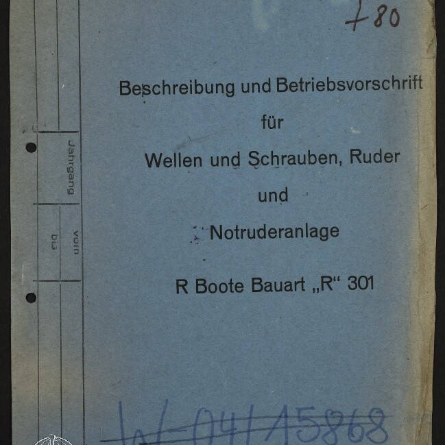 Blaue Umschlagseite eines technischen Diensthandbuchs mit dem Aufdruck ‚Nur für den Dienstgebrauch‘ und dem Titel ‚Beschreibung und Betriebsvorschrift für Wellen und Schrauben, Ruder und Notruderanlage R Boote Bauart „R“ 301‘, mit handschriftlicher Nummer oben rechts, Lochrand links und Museumsstempel unten links.