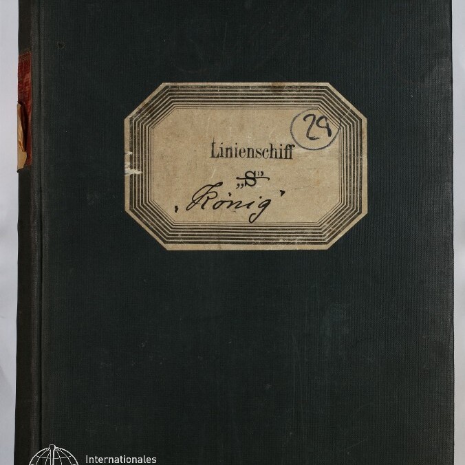 Schwarzer Buchumschlag mit aufgeklebtem oktogonalen Etikett, darauf gedruckt „Linienschiff“ und handschriftlich „S ‚König‘“ sowie eingekreistes „29“, mit rotem Reparaturstreifen am Buchrücken und weißem Museumssignet unten links.