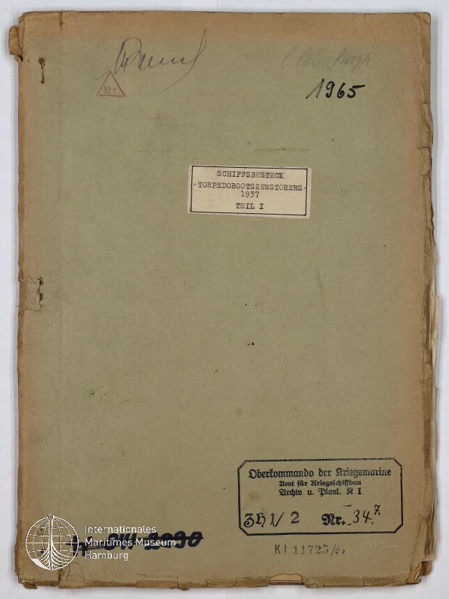 Verwitterter hellgrünlicher Kartonumschlag eines Aktenhefts mit mittig aufgeklebtem Etikett 'SCHIFFSBESTECK TORPEDOBOOTSZERSTÖRERS 1937 TEIL I', handschriftlicher Jahreszahl '1965' oben rechts, diversen Stempeln und Beschriftungen sowie eingerissenen, vergilbten Rändern; unten links sichtbares Logo des Internationalen Maritimen Museums Hamburg.