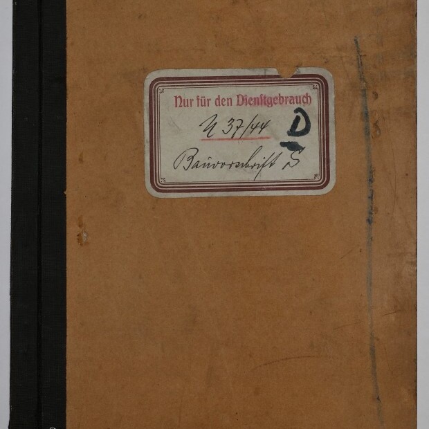 Braunes, abgenutztes Notizbuch mit schwarzem Leinenrücken und in der Bildmitte einem abgerundeten Etikett mit rotem Rahmen, dem Aufdruck „Nur für den Dienstgebrauch“ sowie handschriftlichen Nummern und Markierungen; unten links das Logo des Internationalen Maritimen Museums Hamburg.
