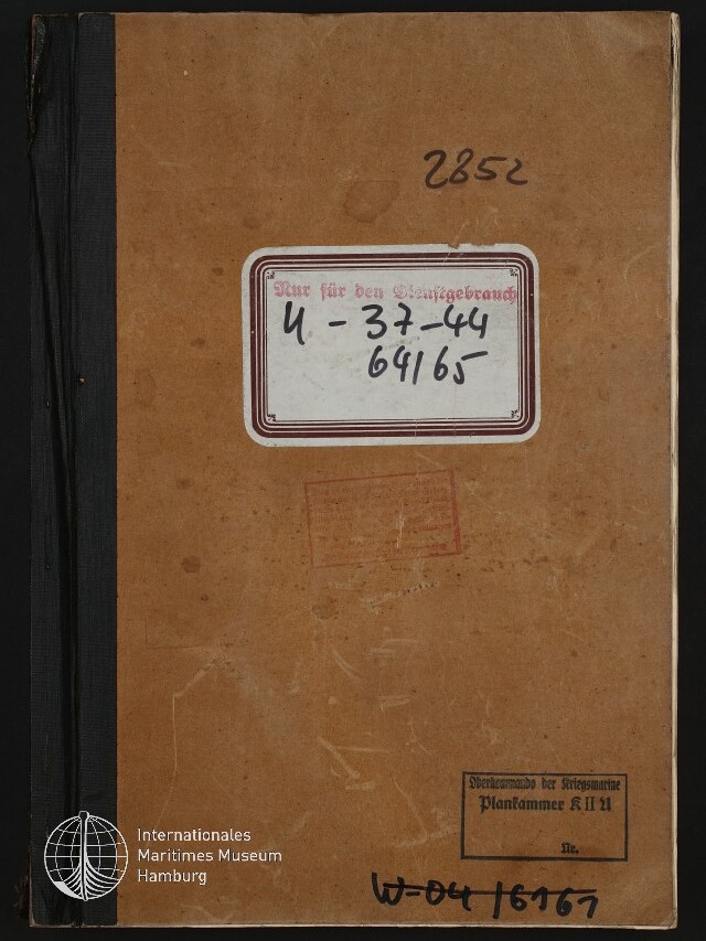 Braunes Heft mit schwarzem Rücken, mittig weiße Etikette mit handschriftlicher Nummer 