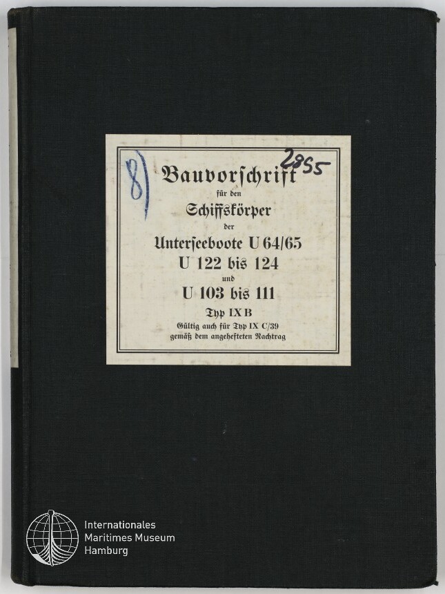 Schwarzes Leinenbuch mit mittig aufgeklebstem weißen Etikett in Frakturschrift mit der Überschrift 'Bauvorschrift' und Angaben zu Unterseebooten (U 64/65, U 122–124, U 103–111), handschriftlicher blauer Kreis mit der Ziffer 8 links und schwarzer Zahl 2955 oben rechts sowie kleinem Logo des Internationalen Maritimen Museums Hamburg unten links.