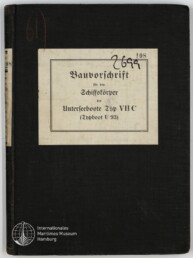 Schwarzer Leineneinband eines Buches mit einer großen weißen Etikette in Frakturschrift: „Bauvorschrift für den Schiffskörper der Unterseeboote Typ VIIC (Typboot U 93)“, handschriftliche Nummer „2699“ oben rechts und das Logo des Internationalen Maritimen Museums Hamburg unten links.