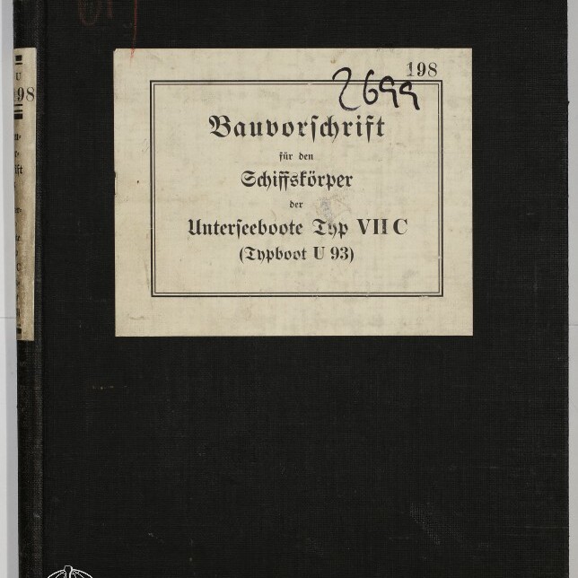 Schwarzer Leineneinband eines Buches mit einer großen weißen Etikette in Frakturschrift: „Bauvorschrift für den Schiffskörper der Unterseeboote Typ VIIC (Typboot U 93)“, handschriftliche Nummer „2699“ oben rechts und das Logo des Internationalen Maritimen Museums Hamburg unten links.
