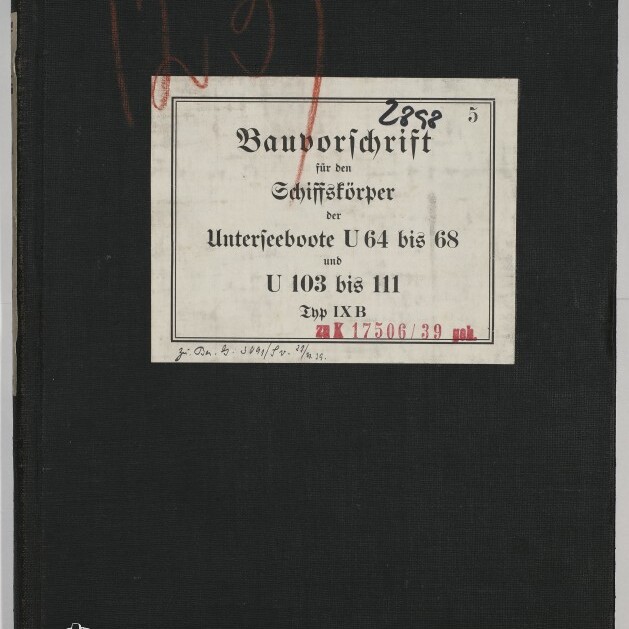 Schwarz gebundenes Handbuch mit mittig aufgeklebt weißem Etikett in Frakturschrift: Bauvorschrift für den Schiffskörper der Unterseeboote U 64 bis 68 und U 103 bis 111 (Typ IX B), versehen mit roten Stempeln und handschriftlichen Markierungen; unten links Logo des Internationalen Maritimen Museums Hamburg.